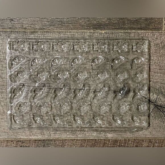 Geek & Co. Gummy Candy Lab Mold, Lemon Flavored Sugar Mix & Instruction Manual. - Picture 6 of 6